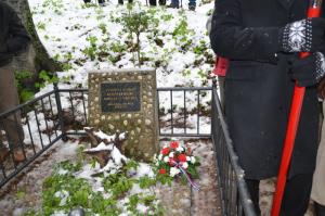 Za grob ves čas skrbijo borci, da je okolica urejena, je zasluga okoliških krajanov Raven v KS Šentjur – Rifnik.